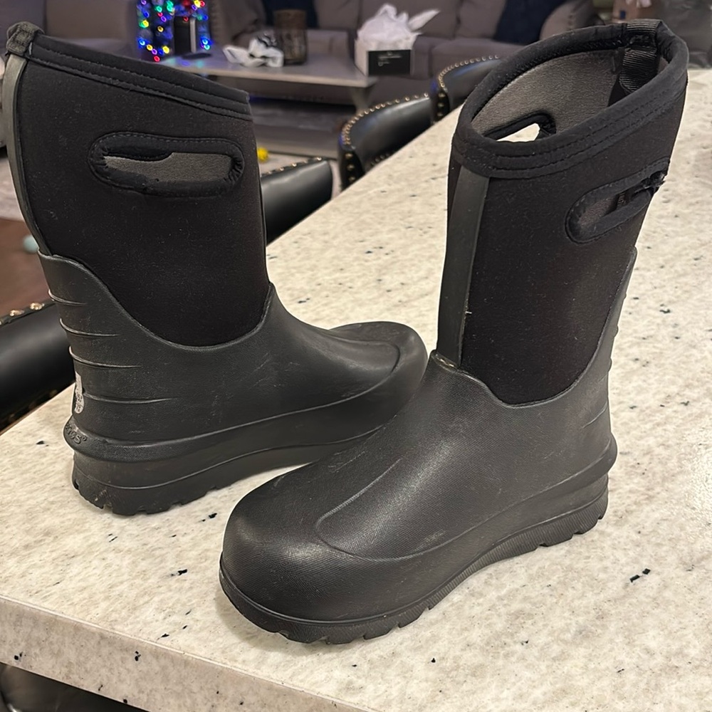 Bogs youth size 4 Black